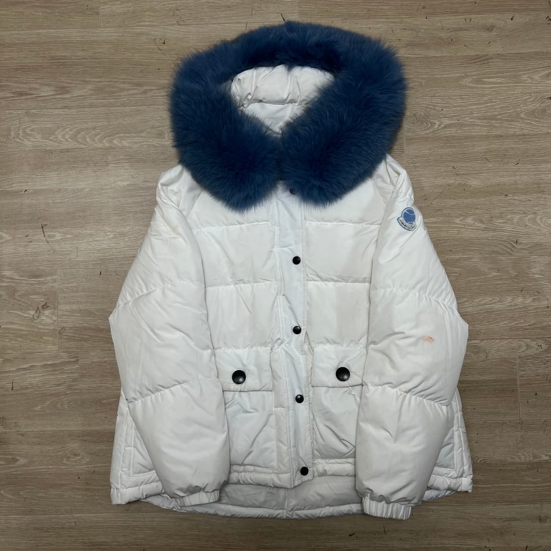 몽클레어 여성 구스다운 와펜 퍼트리밍 패딩 점퍼 [화이트] 3사이즈 상품이미지1