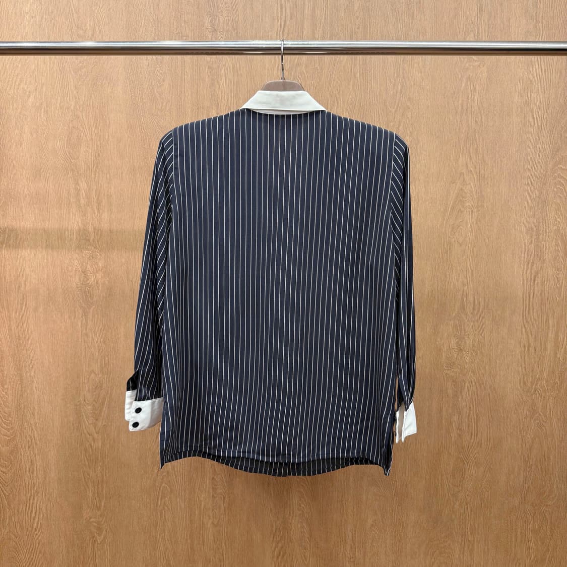 버버리 스트라이프 긴팔 셔츠 화이트 배색 카라 디테일 블랙 상품이미지3