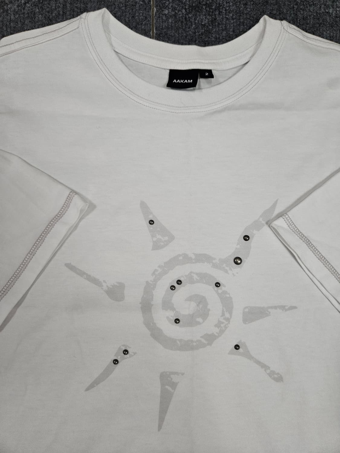 아캄 티셔츠 Studded Sun Half Top 급처 상품이미지2