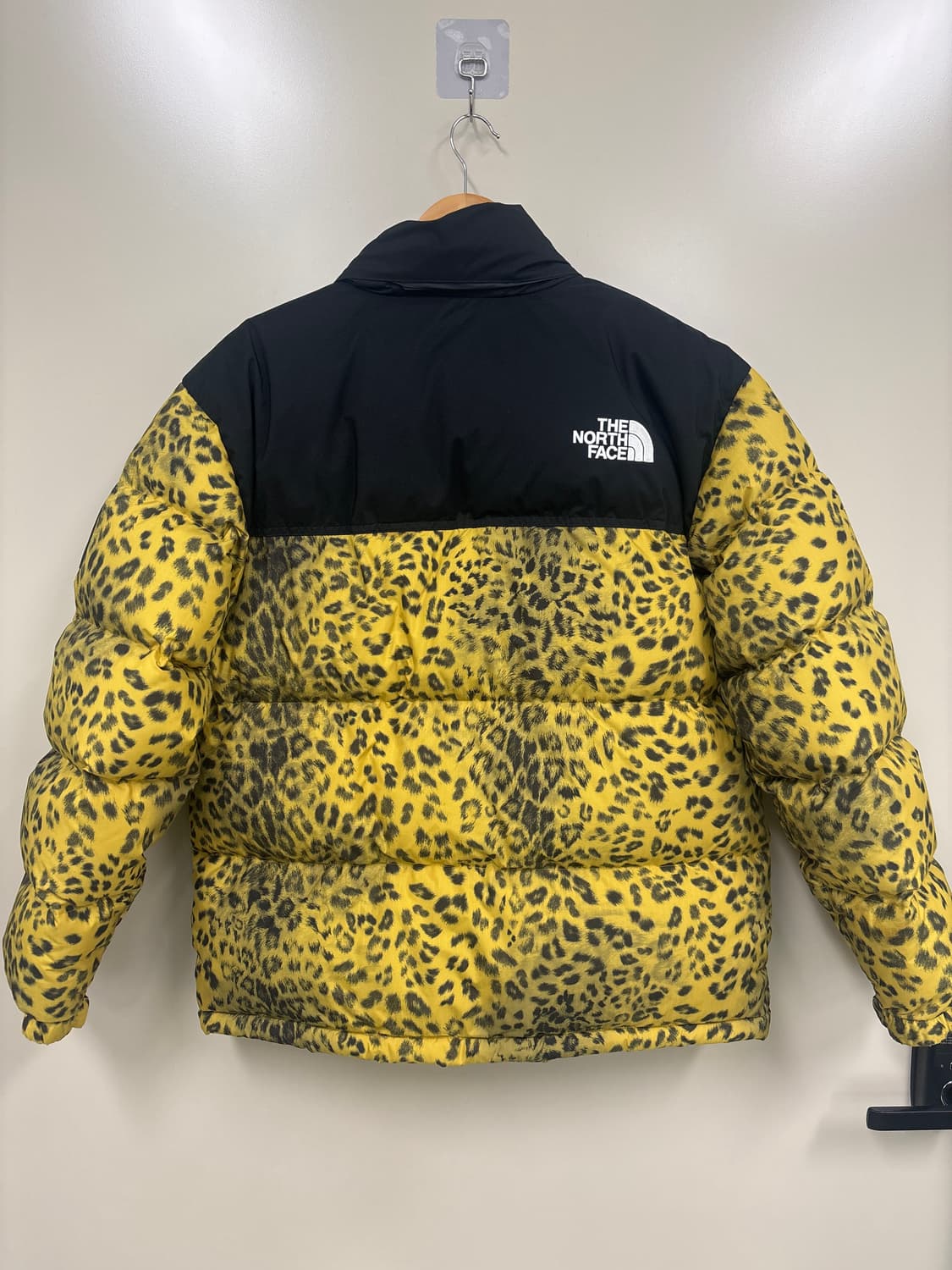 노스페이스 화이트라벨 노벨티 눕시 다운 자켓 프린트 골드 색상 상품이미지3