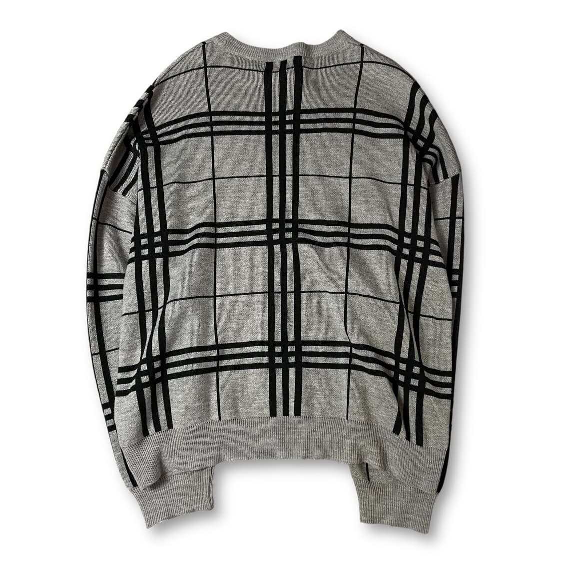 팔로우 그레이 체크 패턴 라운드넥 긴팔 니트 상품이미지2