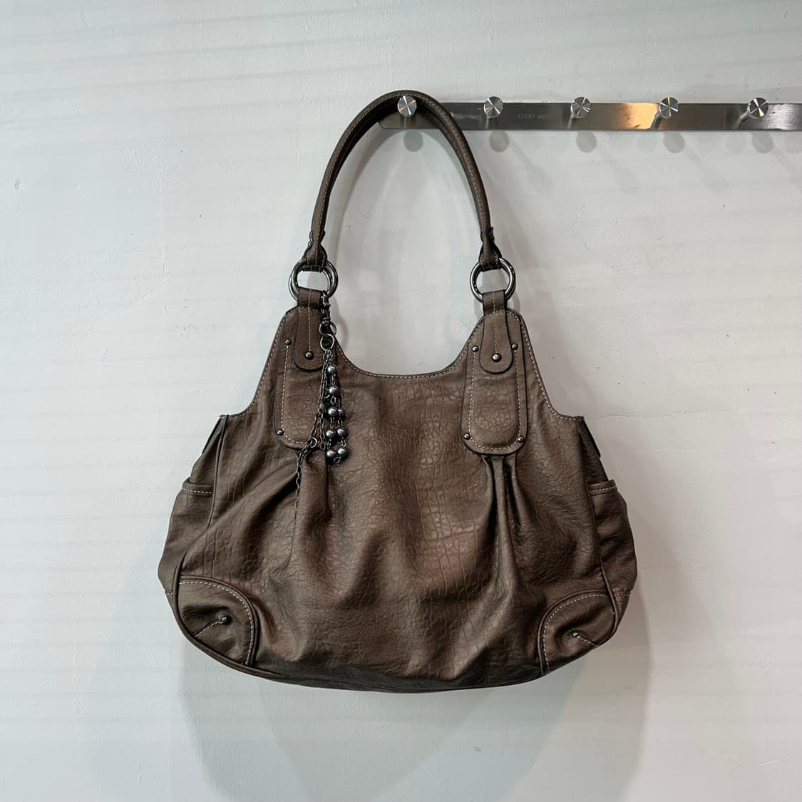 글로시 브라운 레더 숄더백 상품이미지1