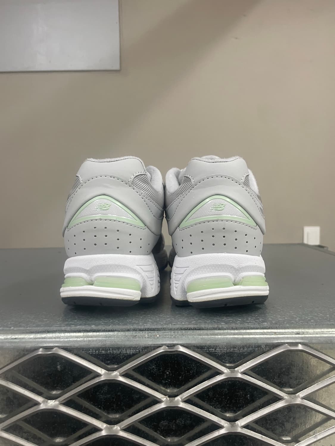 뉴발란스 2002R 그레이 화이트 240 상품이미지3