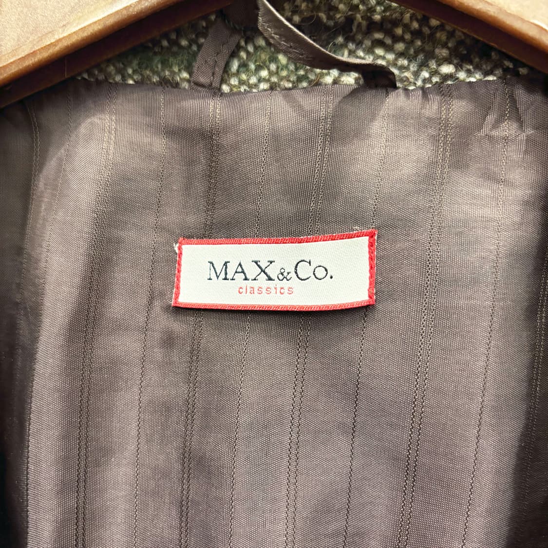 막스앤코 슬림핏 트위드 자켓 클래식 싱글 버튼 리본 테이핑 디테일 카키 상품이미지7