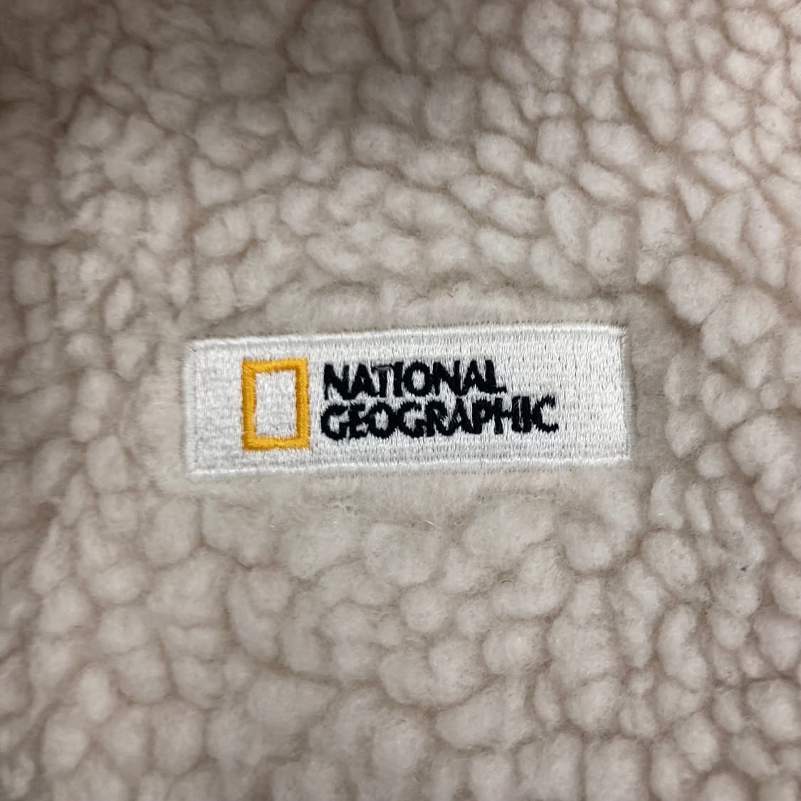 내셔널 지오그래픽 아이보리 컬러 스몰 로고 와펜 쉐르파 자켓 상품이미지2