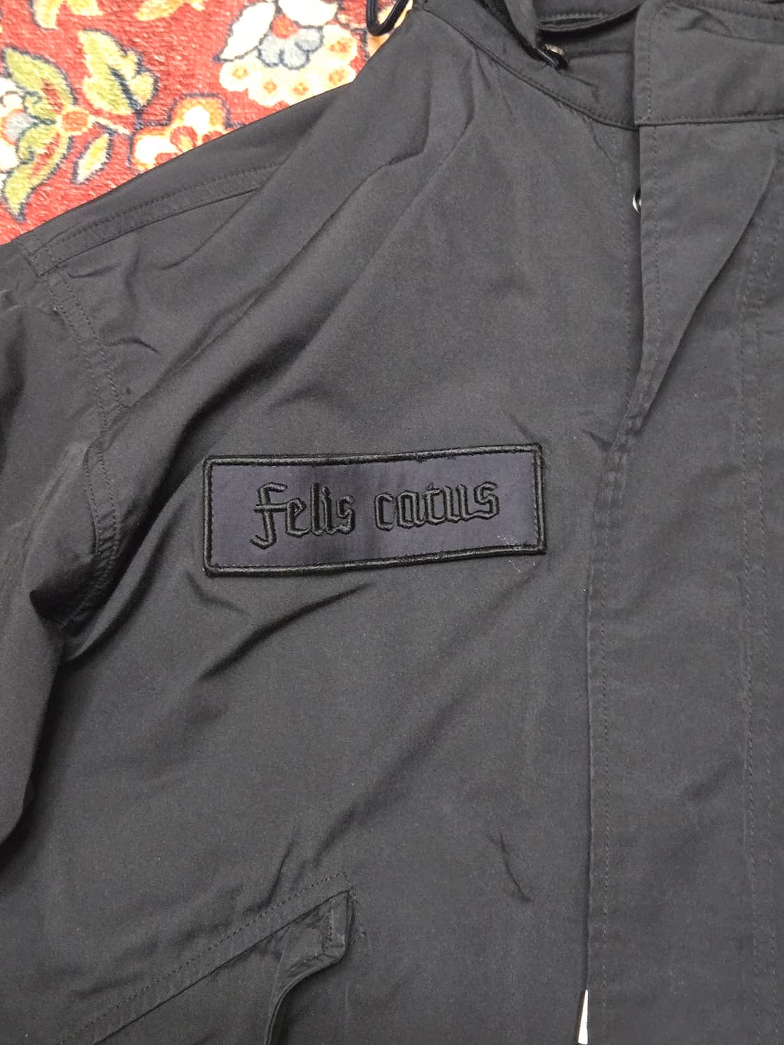 이동휘 X 커스텀멜로우(customellow) 고양이 자수 피쉬테일 야상 상품이미지3