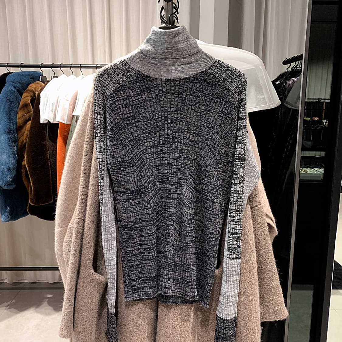 GAUCHERE

고셰르 여성 그레이 터틀넥 울 니트 상품이미지1