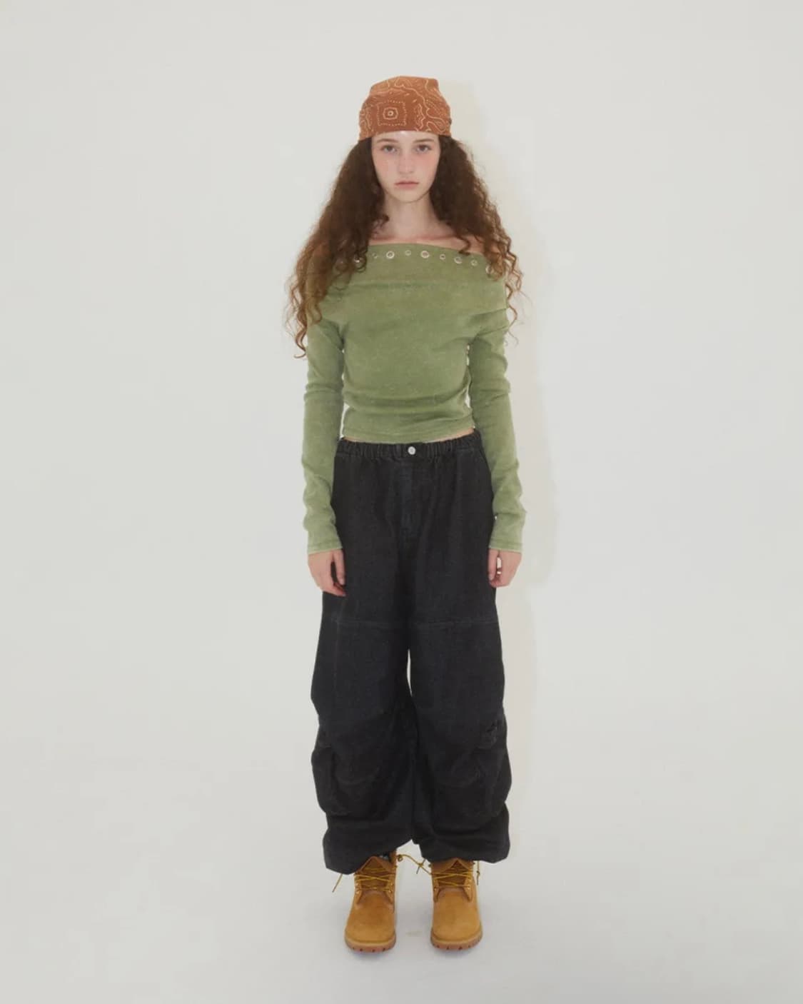 에즈이프 캘리 EYELET OFF SHOULDER T-SHIRT KHAK 상품이미지2