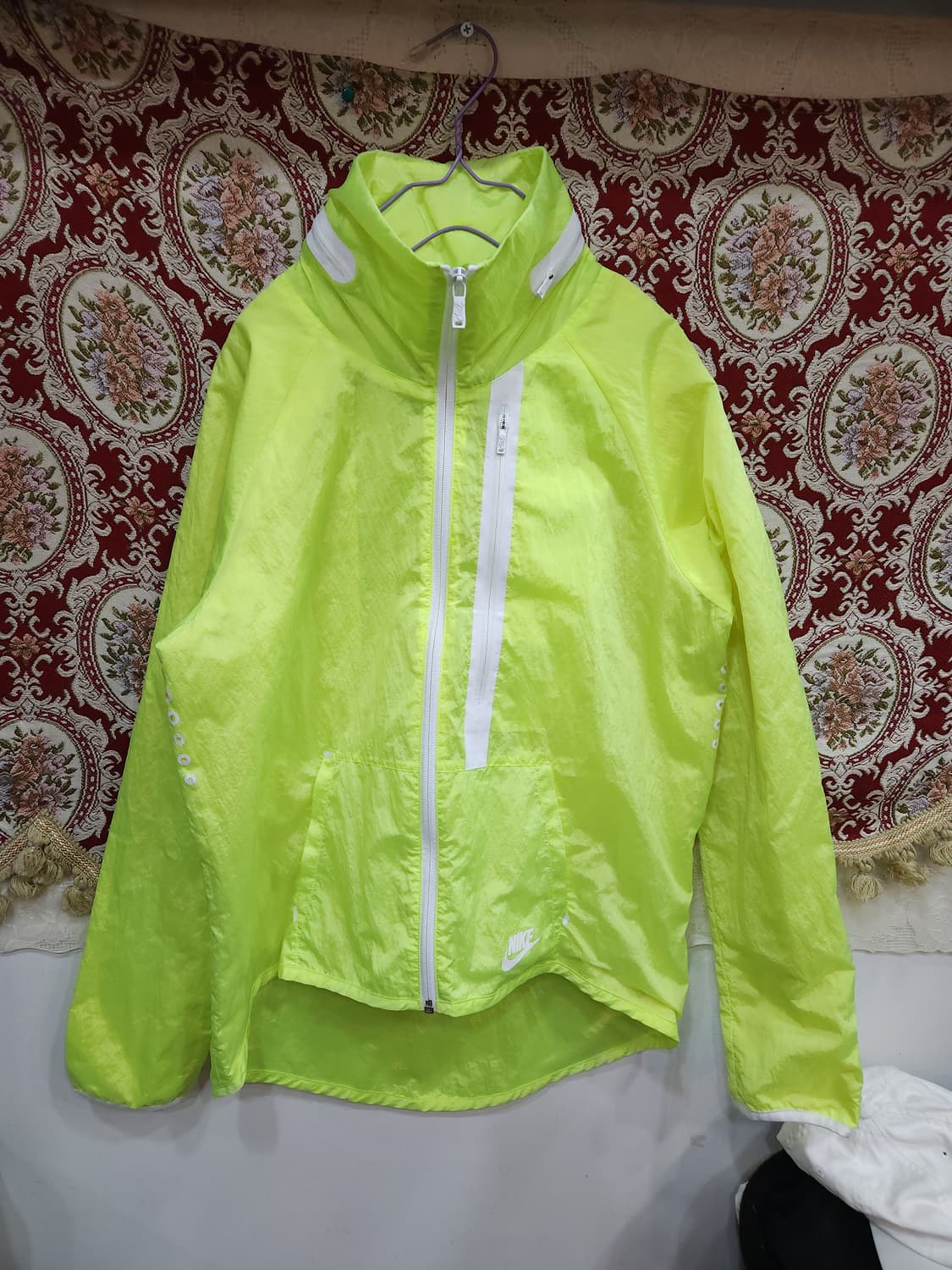 나이키 테크 에어로쉴드 모토 케이프

 상품이미지1