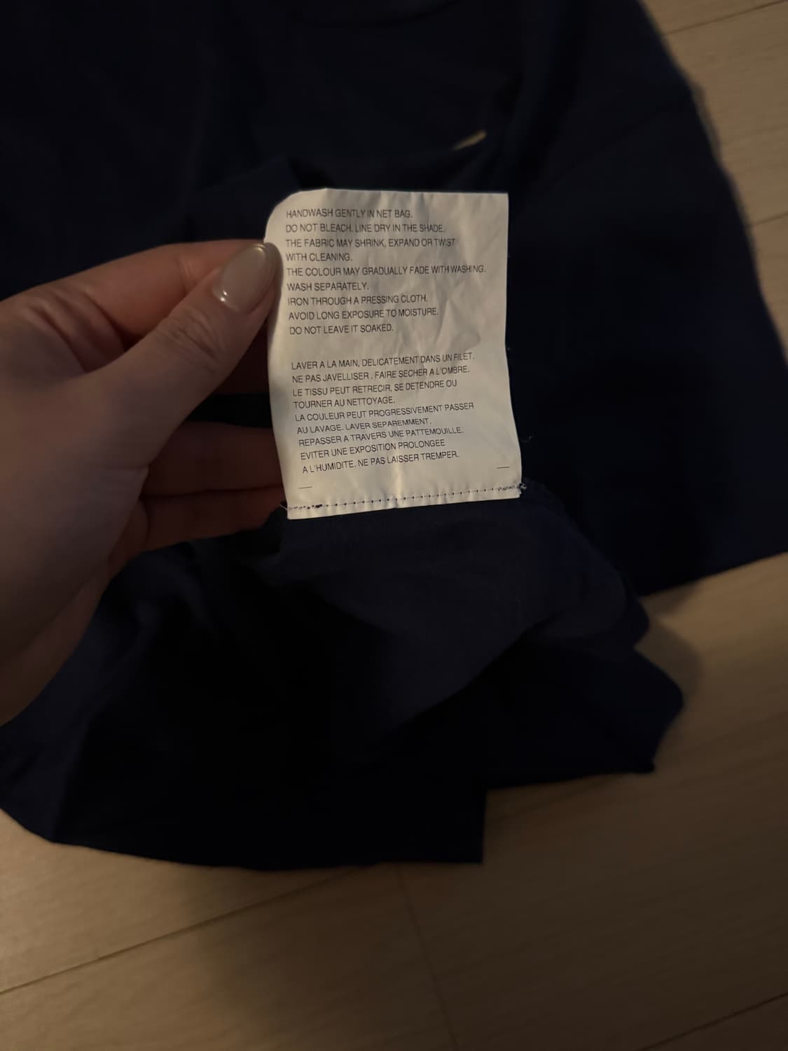 꼼데가르송 골드 하트 와펜 반소매 티셔츠 - 네이비 / P1T2162 상품이미지5