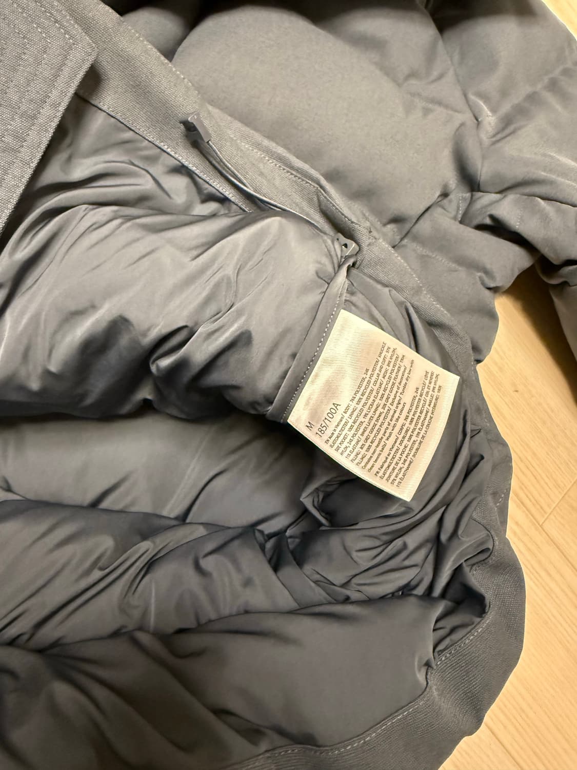 룰루레몬 남성 구스다운 패딩 M사이즈입니다. 색상은 무난한 하늘빛색상 , 상품이미지7