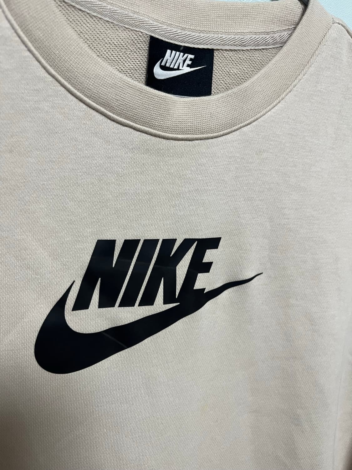 나이키 스우시 포켓 맨투맨티 베이지 상품이미지3