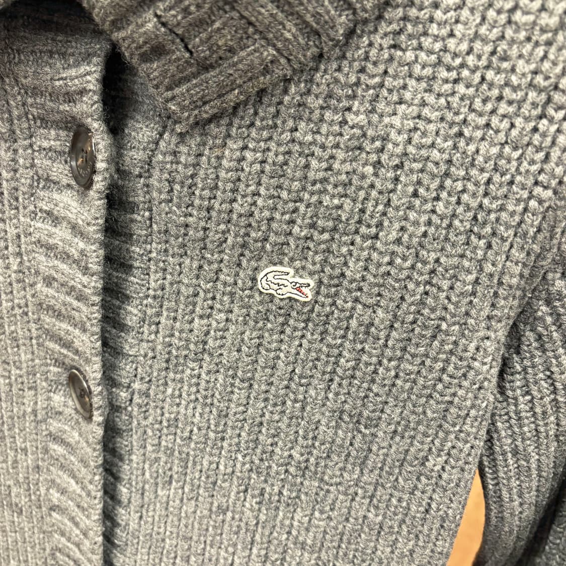 라코스테 하이넥 울 니트 가디건 배색 버튼 로고 자수 디테일 다크 그레이 상품이미지6