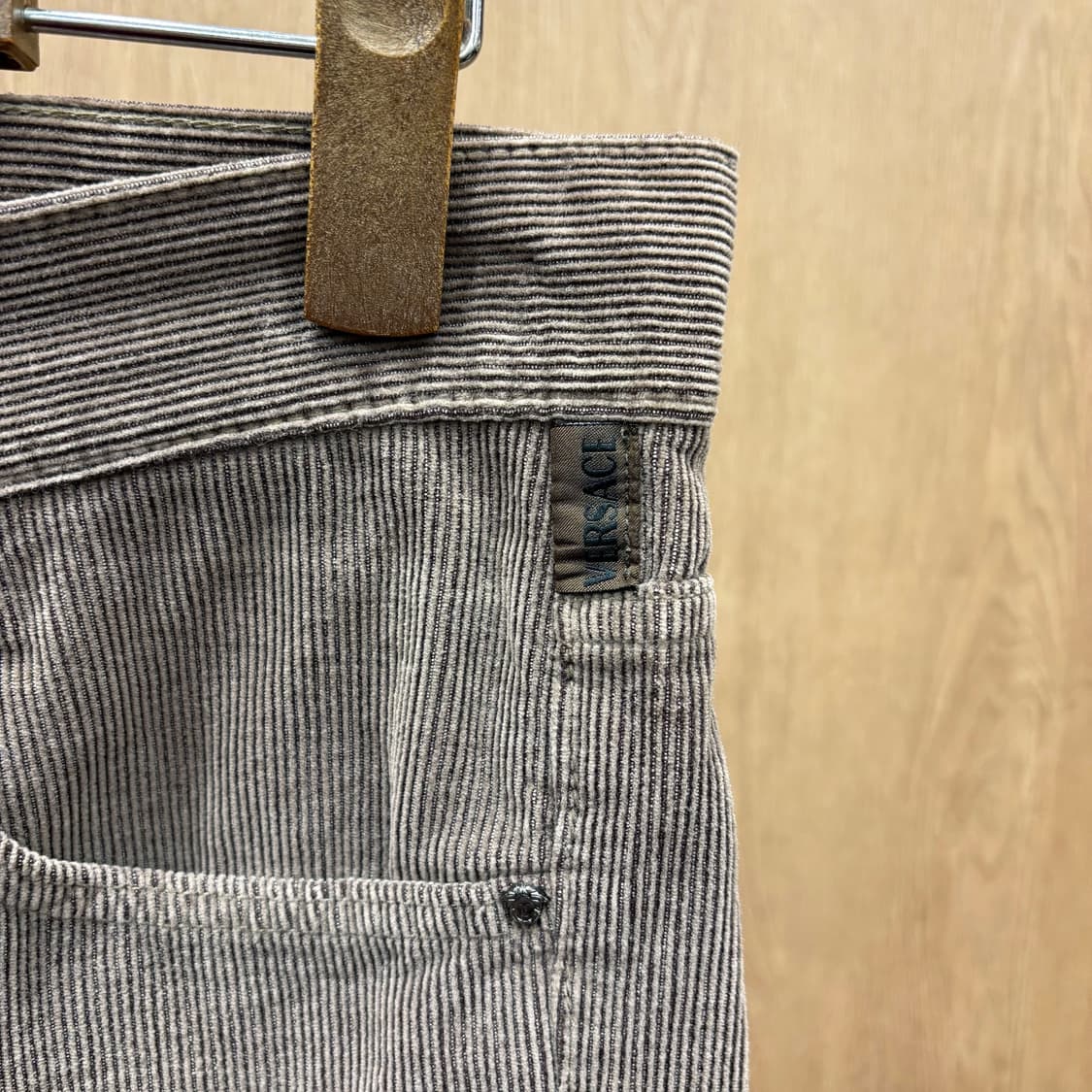 베르사체 진스 꾸뛰르 코듀로이 스트레이트 팬츠 로고 각인 디테일 브라운 상품이미지6