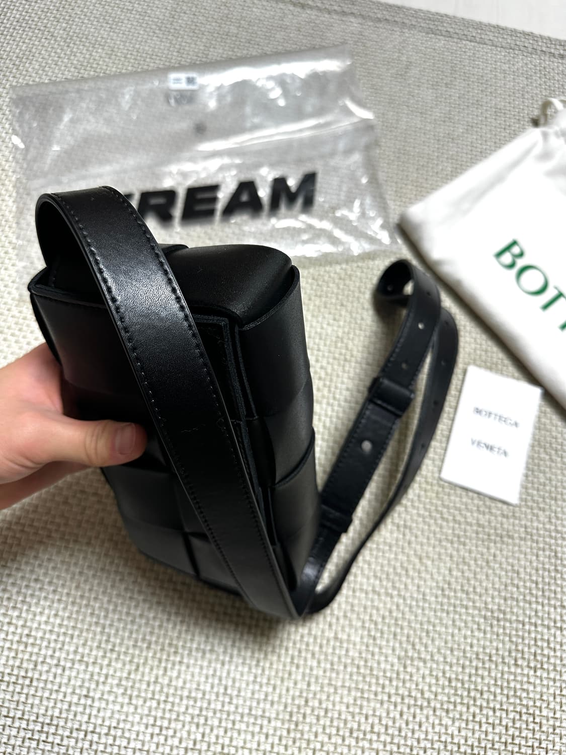 [OS/미사용새상품] 보테가베네타 미니 램스킨 카세트백 블랙 상품이미지4