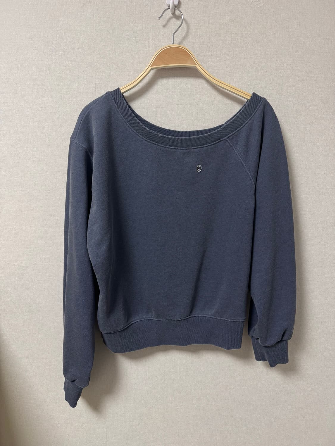 레터프롬문 에딘 오프숄더 스웻셔츠 (피그먼트 블루) 상품이미지4