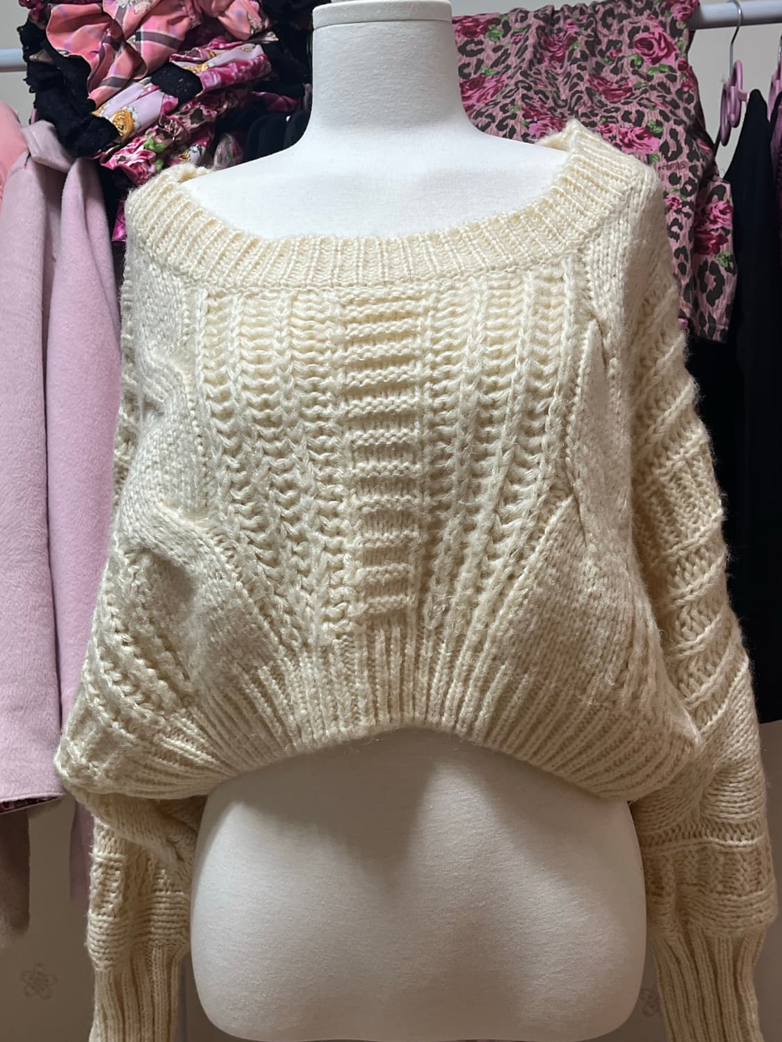 Datura 오프숄더 아이보리 크롭 니트 갸루 상품이미지2