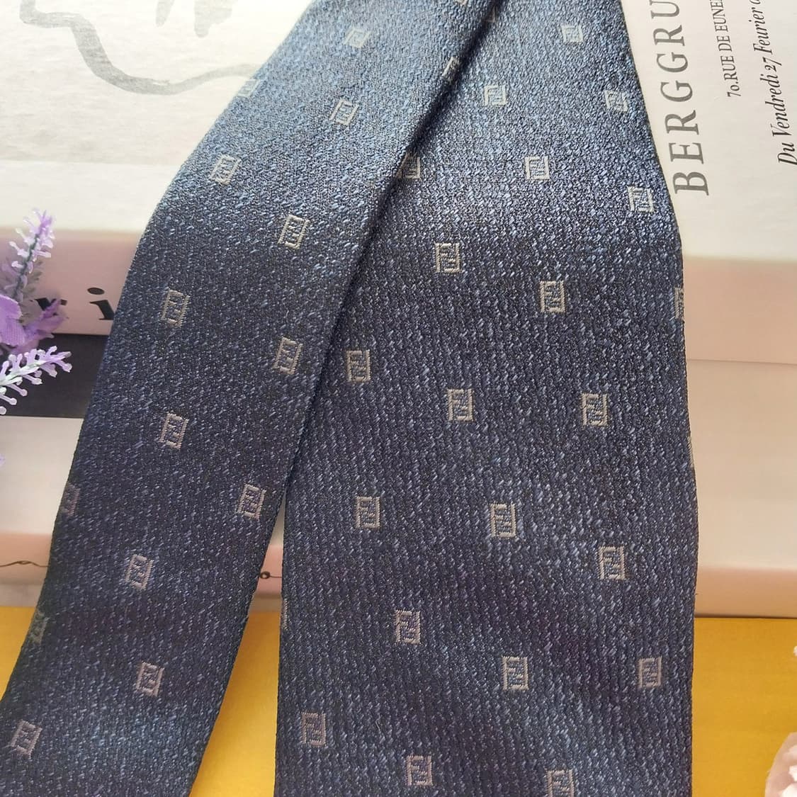 펜디 실크 네이비 주카 로고 넥타이 9cm A등급 K1330
 상품이미지3