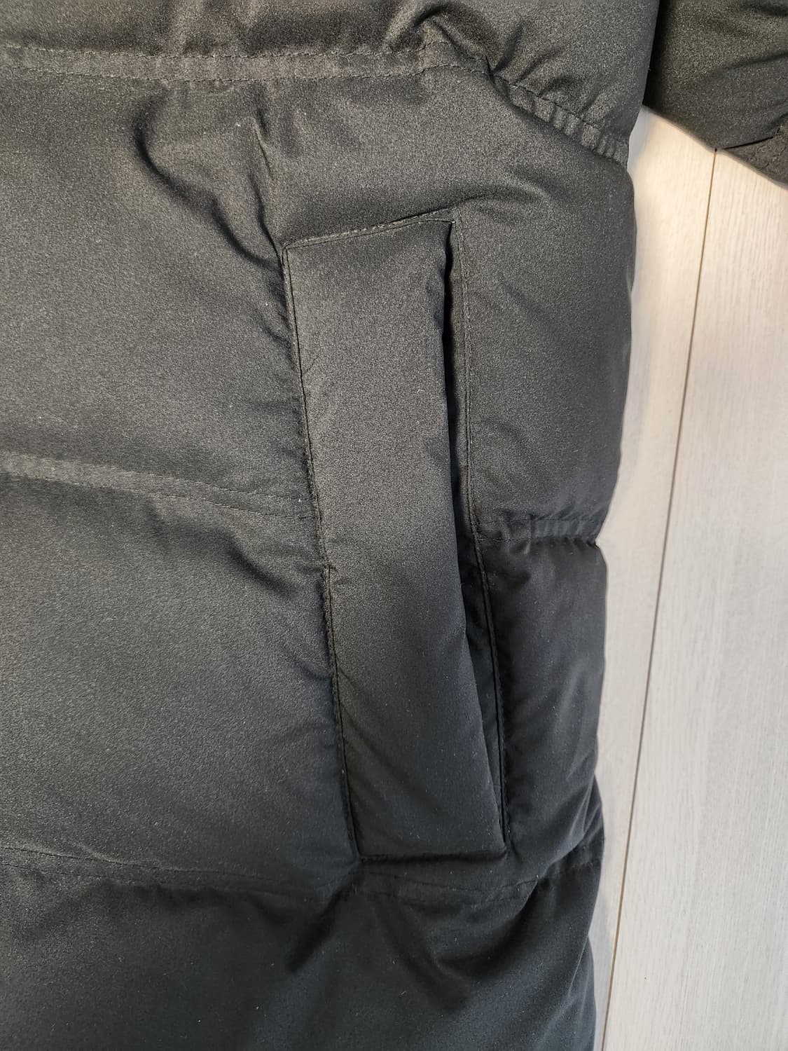 새상품급)르카프 블랙 롱패딩 사이즈M

오염 하자 없이 깨끗해요^^

세 상품이미지4