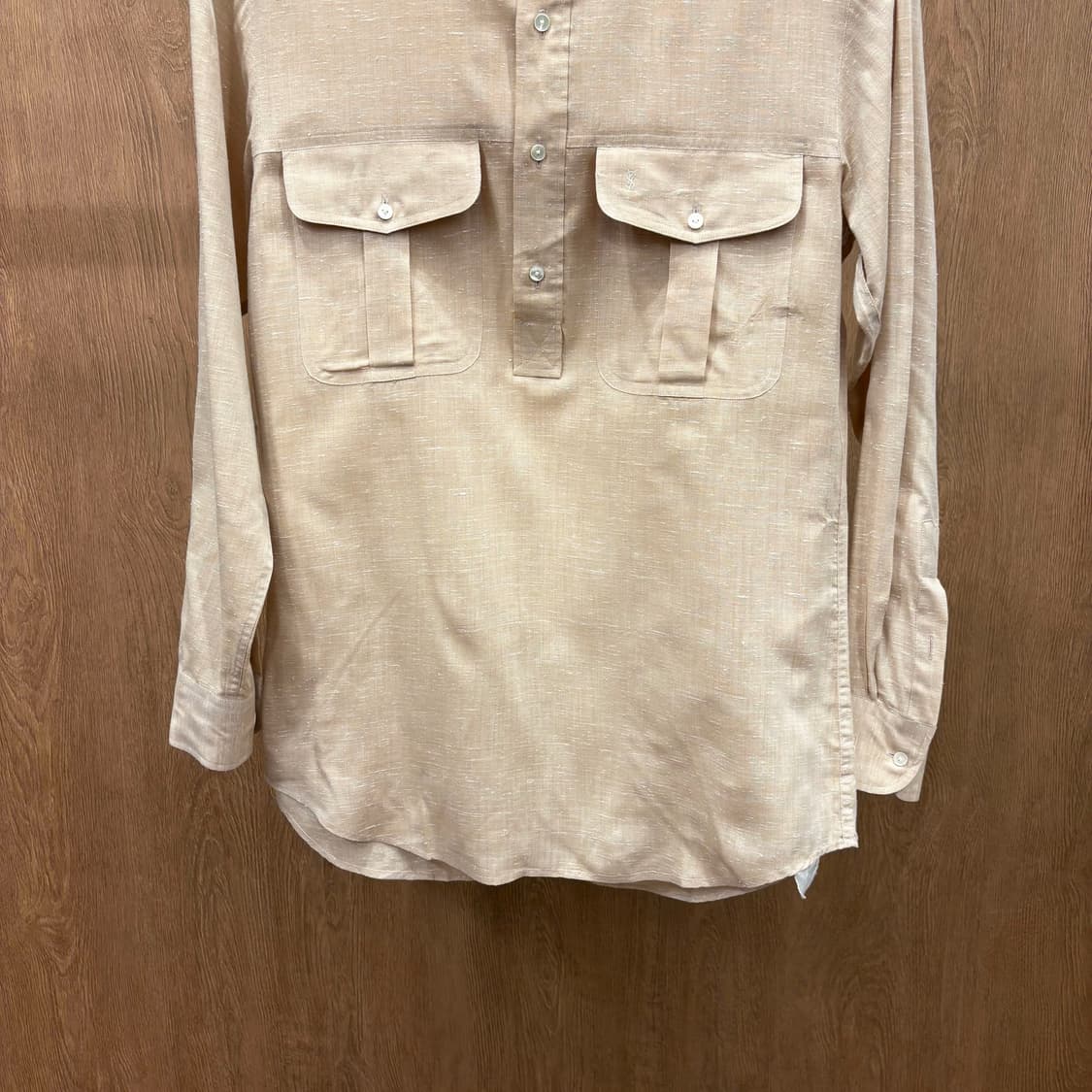 입생로랑 긴팔 셔츠 프론트 하프 버튼 밴드 카라 플랩 포켓 디테일 베이지 상품이미지5