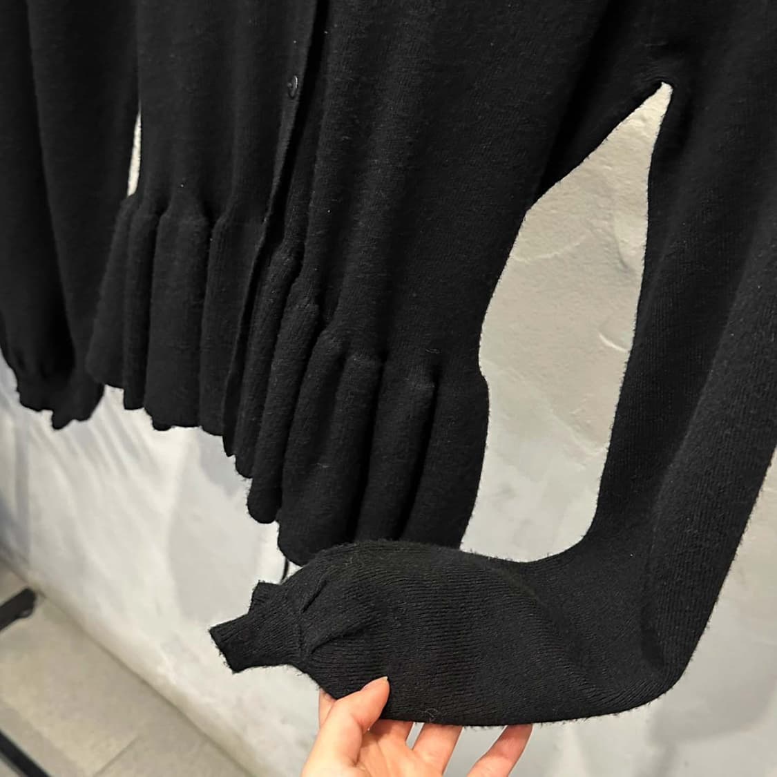 JPN VINTAGE 니트 가디건 브이넥 밑단 프릴 벨트 디테일 블랙 상품이미지6