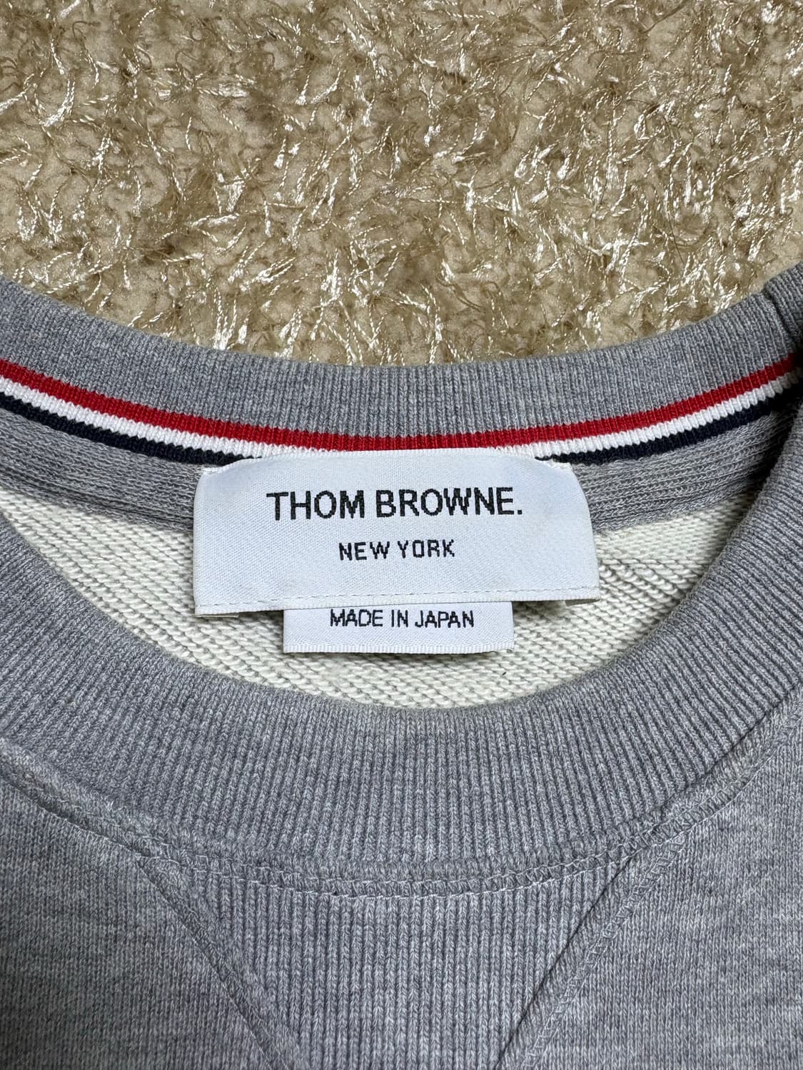 톰브라운 사선완장 맨투맨 그레이 상품이미지5