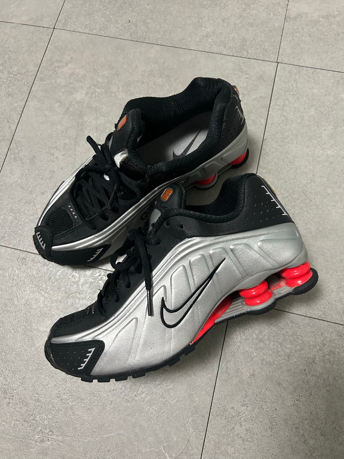 나이키 샥스 R4 블랙 앤 메탈릭 실버 235 (4.5) 상품이미지1