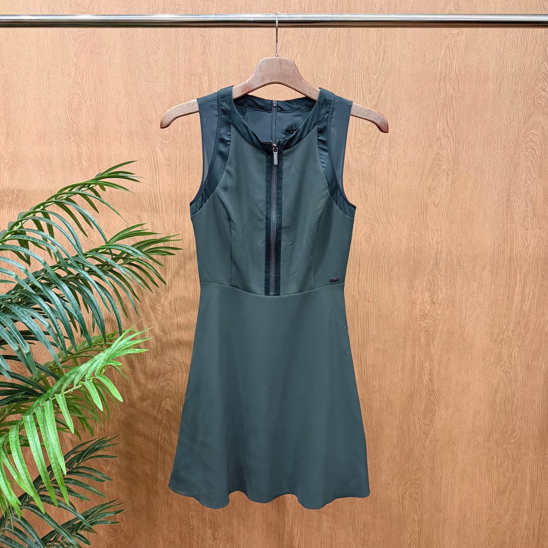 아르마니 익스체인지 슬리브리스 원피스 프론트 지퍼 메탈 로고 디테일 차콜 상품이미지1