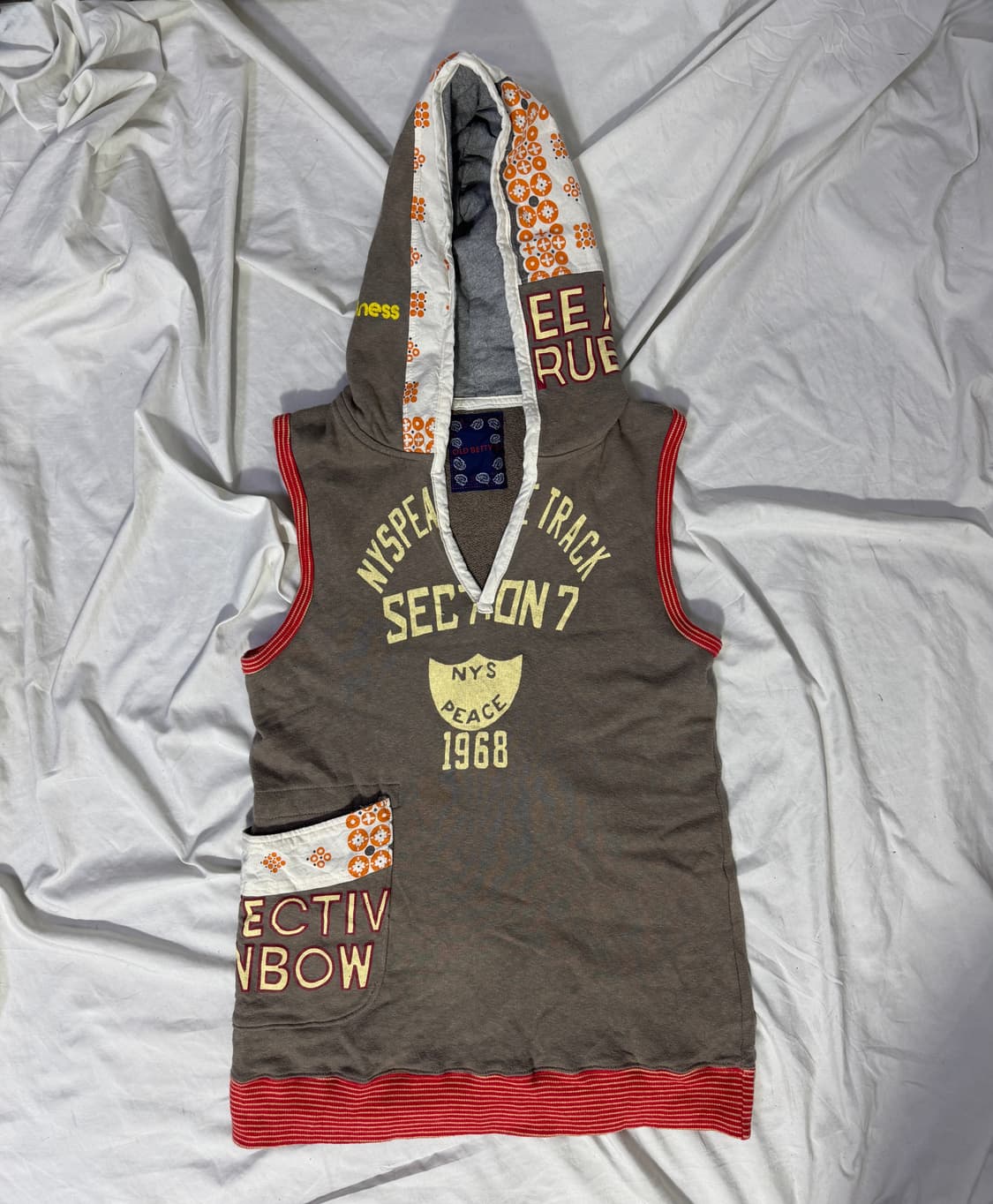 Old bettys 레터링 슬리브리스 후드 탑 y2k 히피 에스닉 상품이미지1