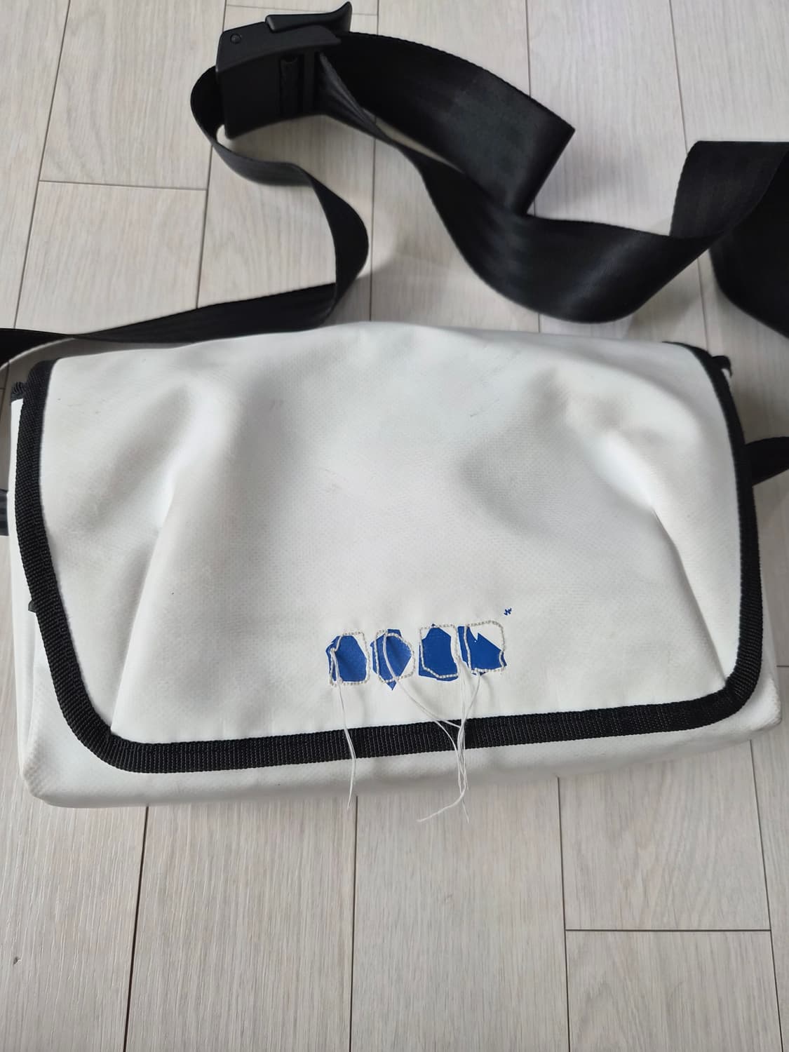 아더에러 트레이스 애드모어 크로스백 화이트 상품이미지2