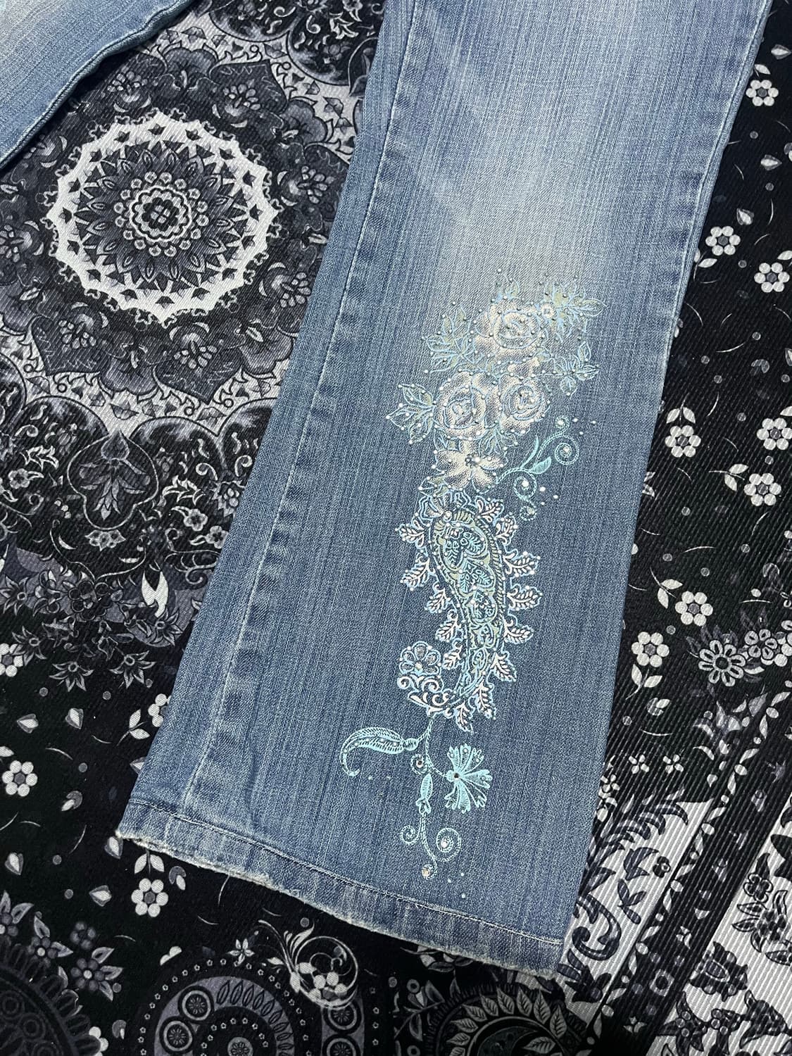 오리엔탈 큐빅 드로잉 디테일 부츠컷 연청 데님팬츠 상품이미지4