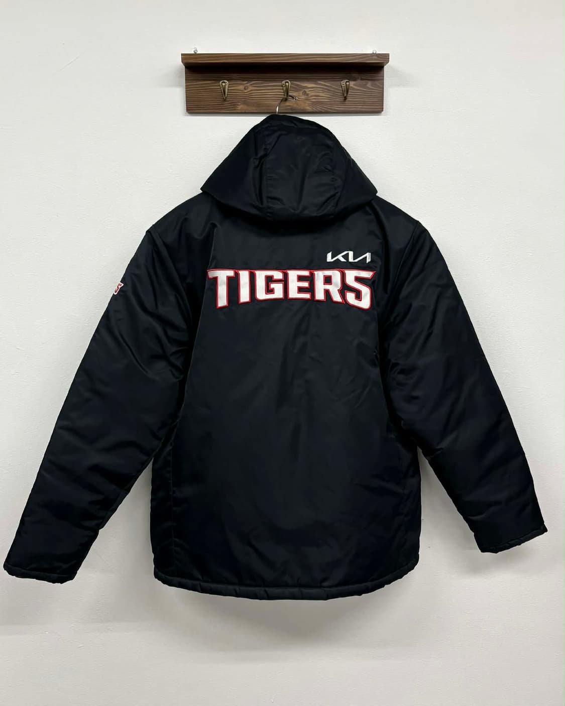 [100] 아이앱 스튜디오 X 기아타이거즈 23어센틱 동계 점퍼 상품이미지2