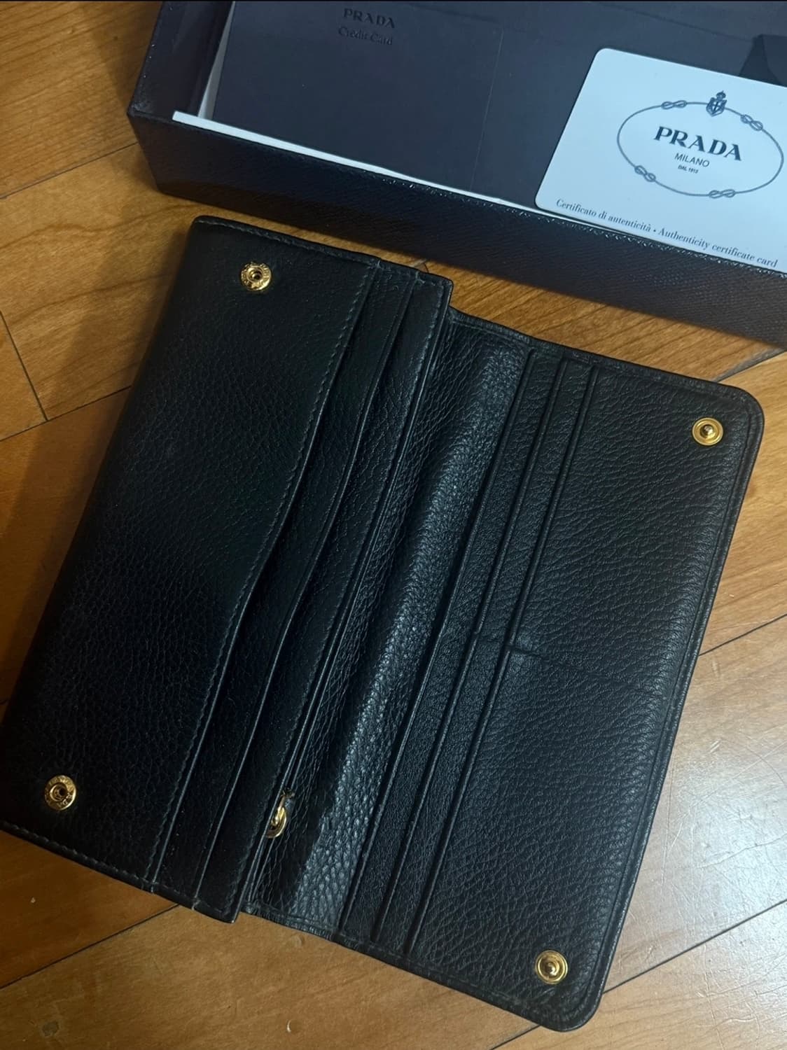 프라다 블랙 사피아노 장지갑, 미세 스크레치 상품이미지4