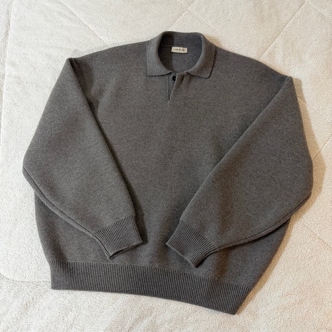 [L] 피어오브갓 메리노 울 폴로 스웨터 더스티콘크리트 상품이미지1