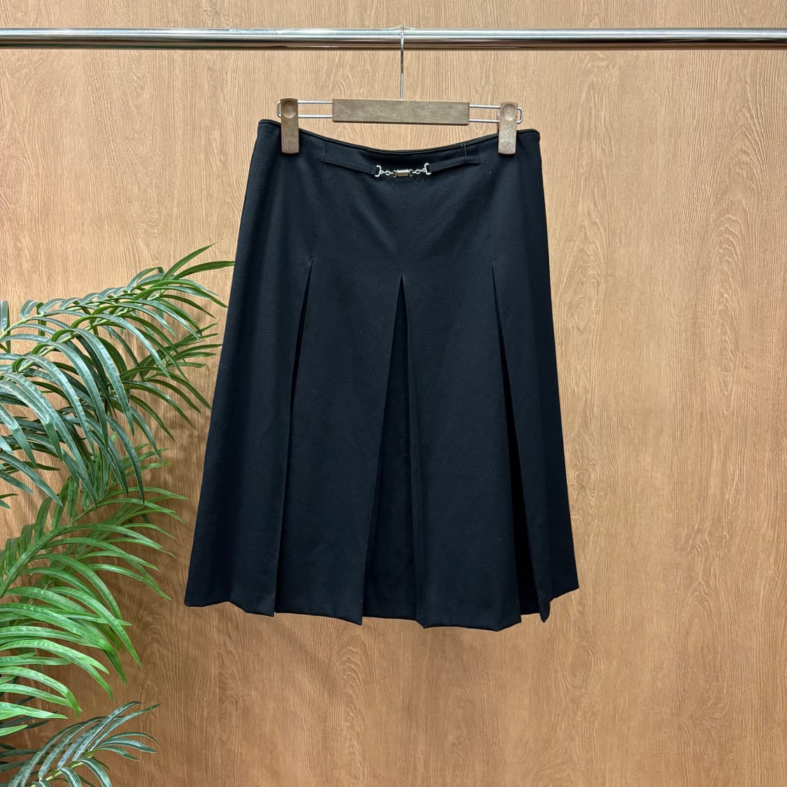 꾸레쥬 미디 스커트 박스 플리츠 미니 버클 디테일 A라인 매트 블랙 상품이미지1