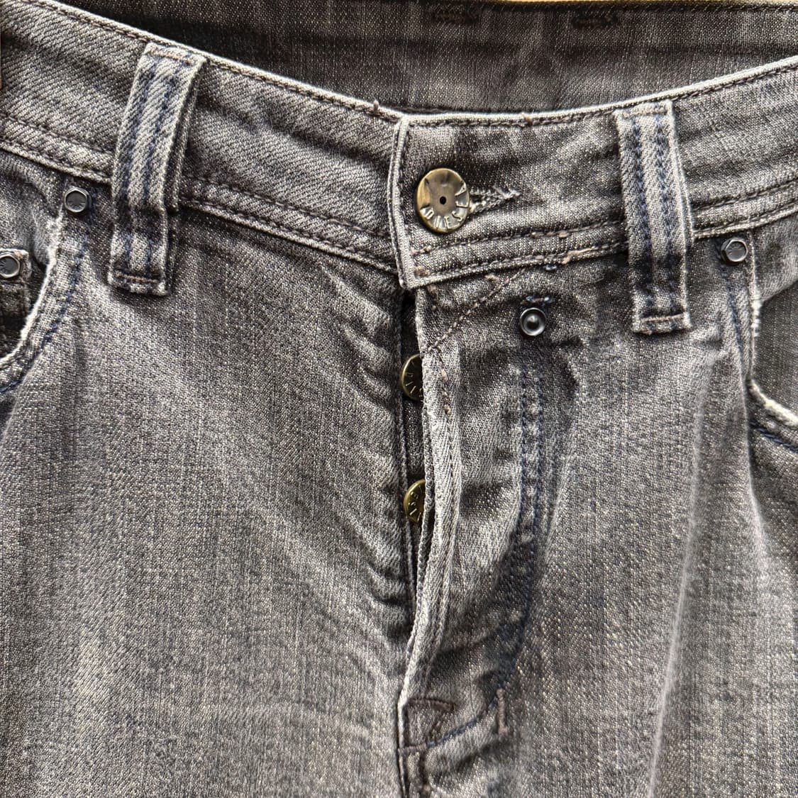 디젤 워싱 데님 팬츠 로고 자수 버튼 클로징 포켓 디테일 슬림핏 그레이 상품이미지7