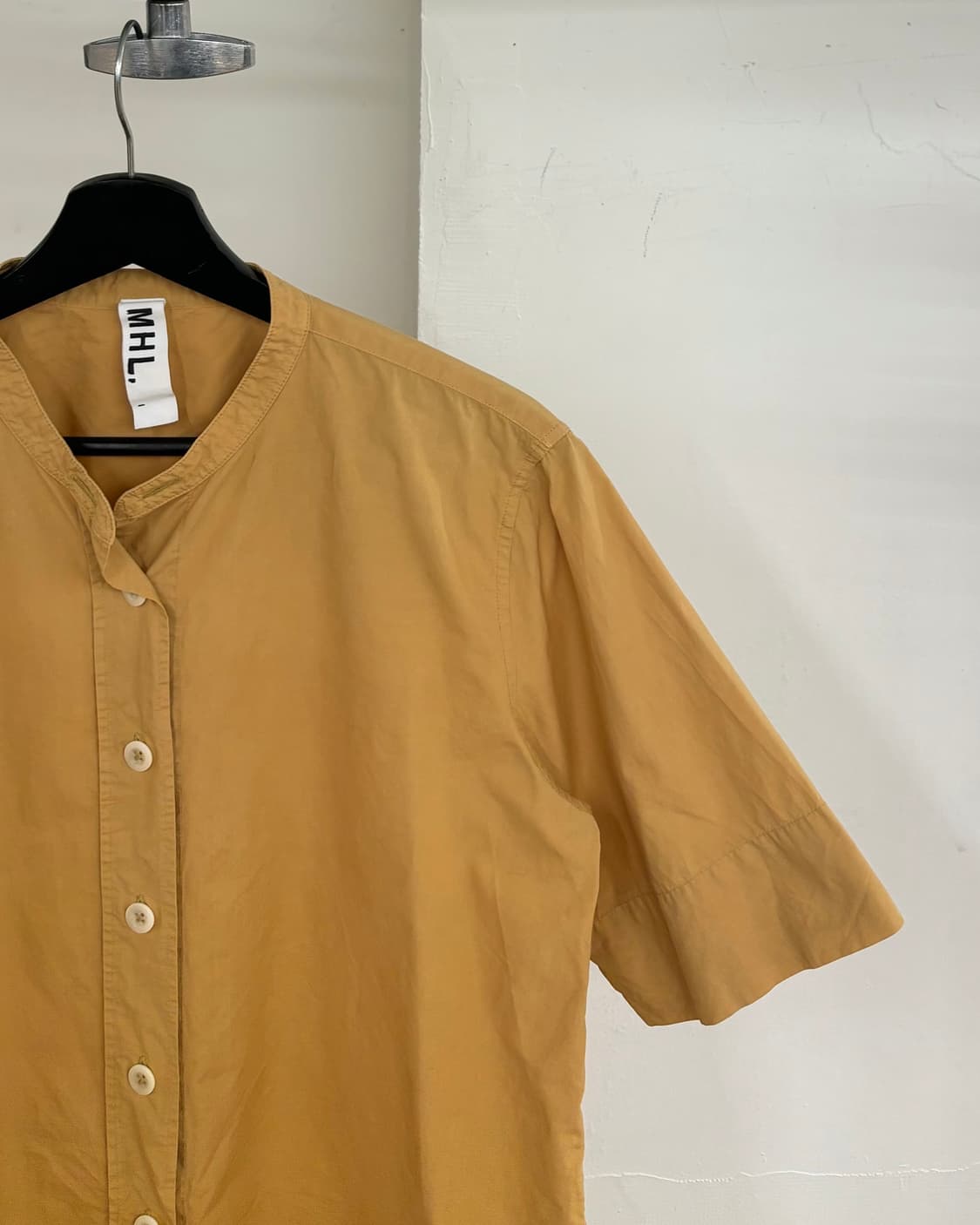 엠에이치엘 옐로우 밴드 카라 반팔 셔츠 상품이미지4