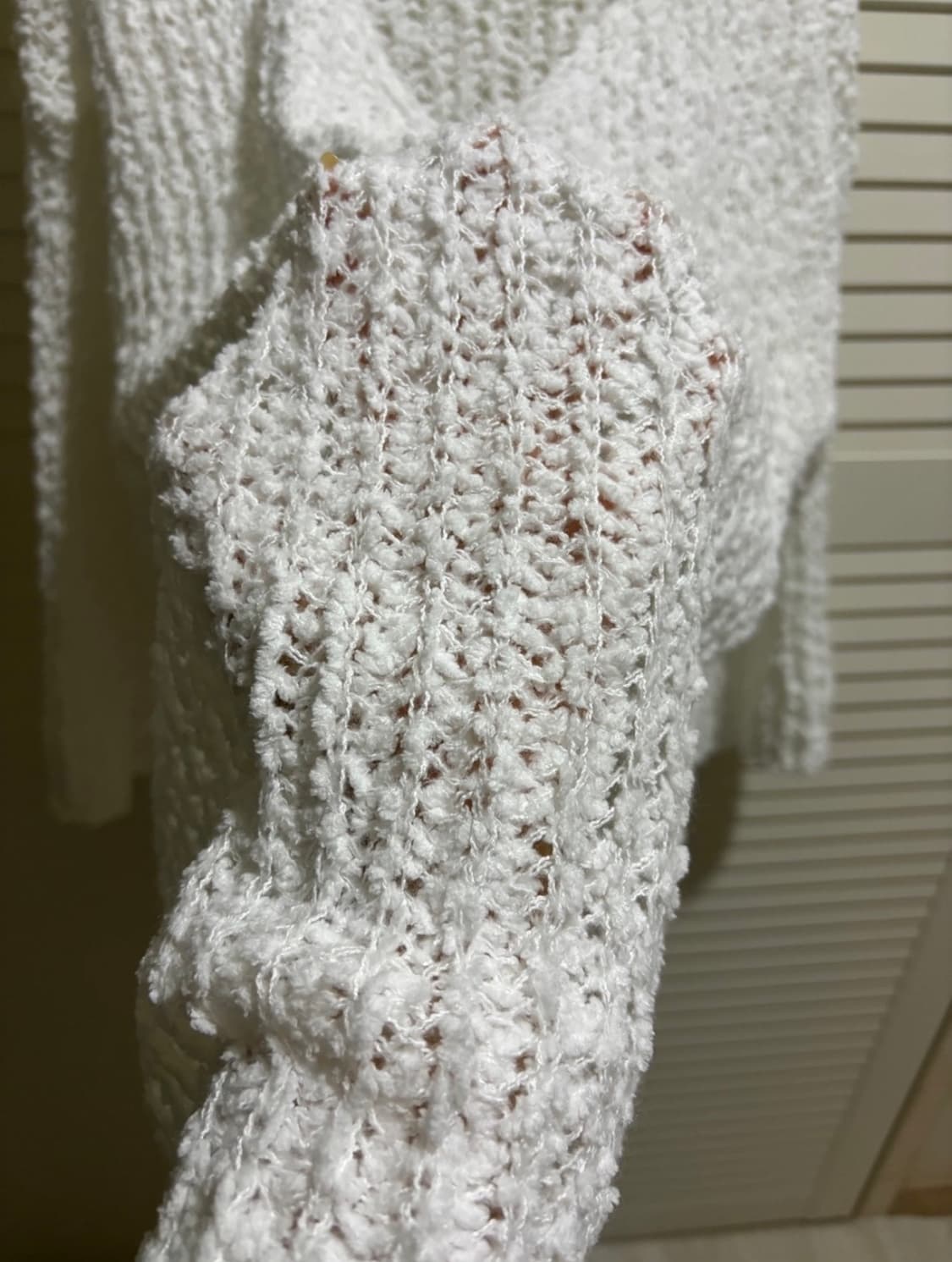 (새제품) 화이트 부클 루즈핏 니트 시스루 오프숄더 뽀글 상품이미지4