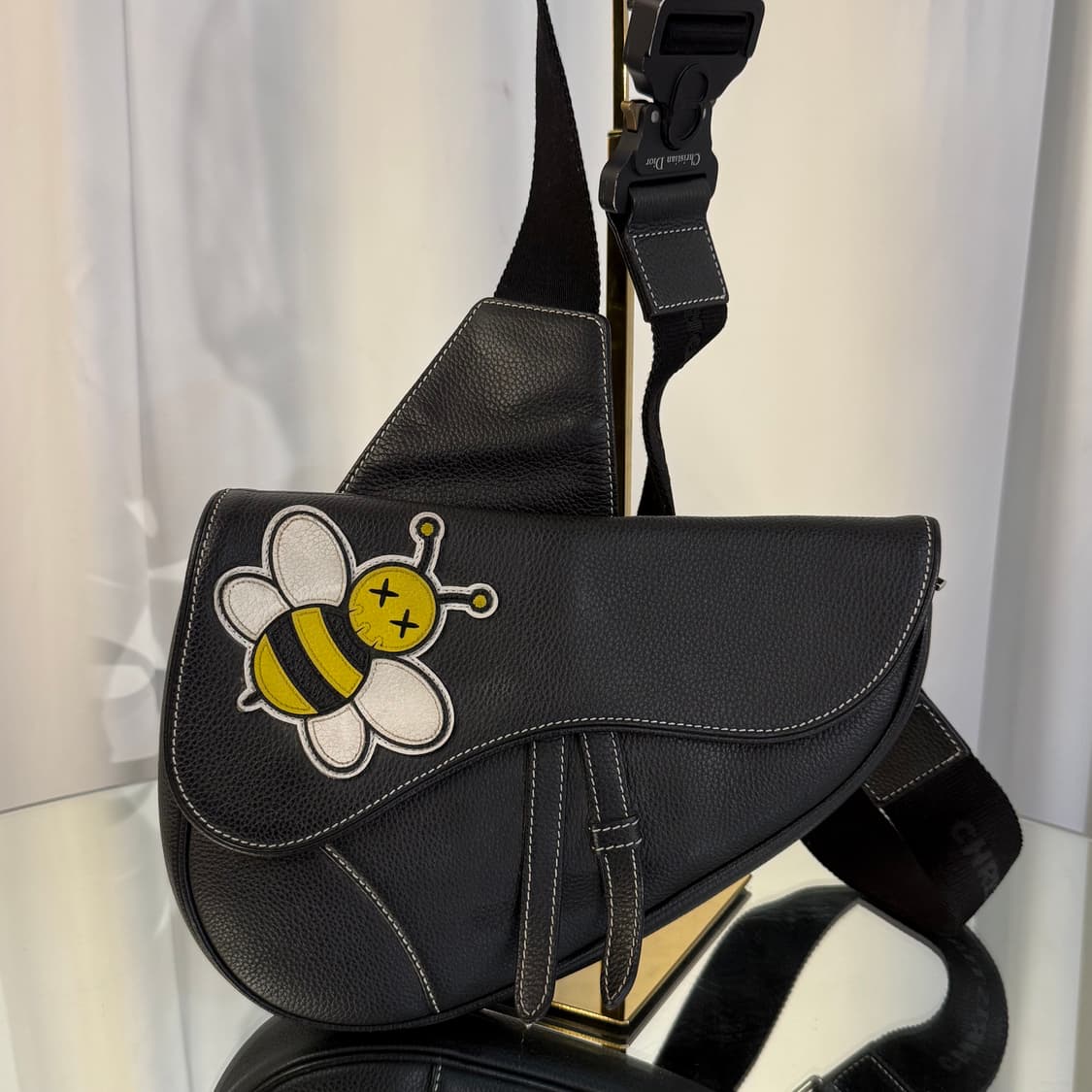 디올X카우스 꿀벌 카프스킨 새들백 크로스백 상품이미지1