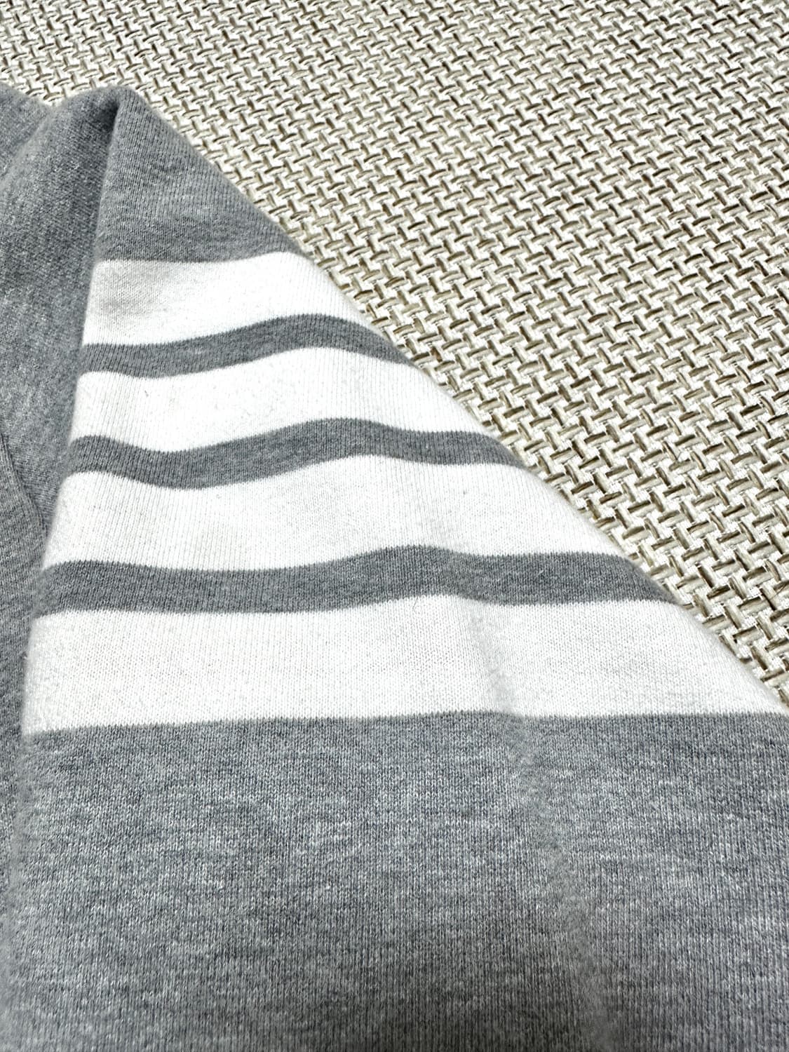 [3/당일배송] 톰브라운 사선완장 그레이 맨투맨 상품이미지2