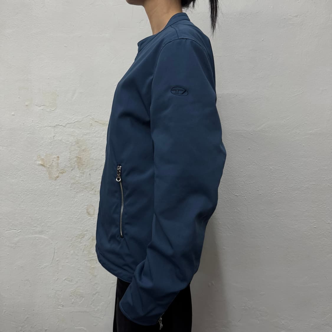 디젤(DIESEL) 블루 슬리브 서클로고 가공 나일론 글로리 라이더 자켓 상품이미지2