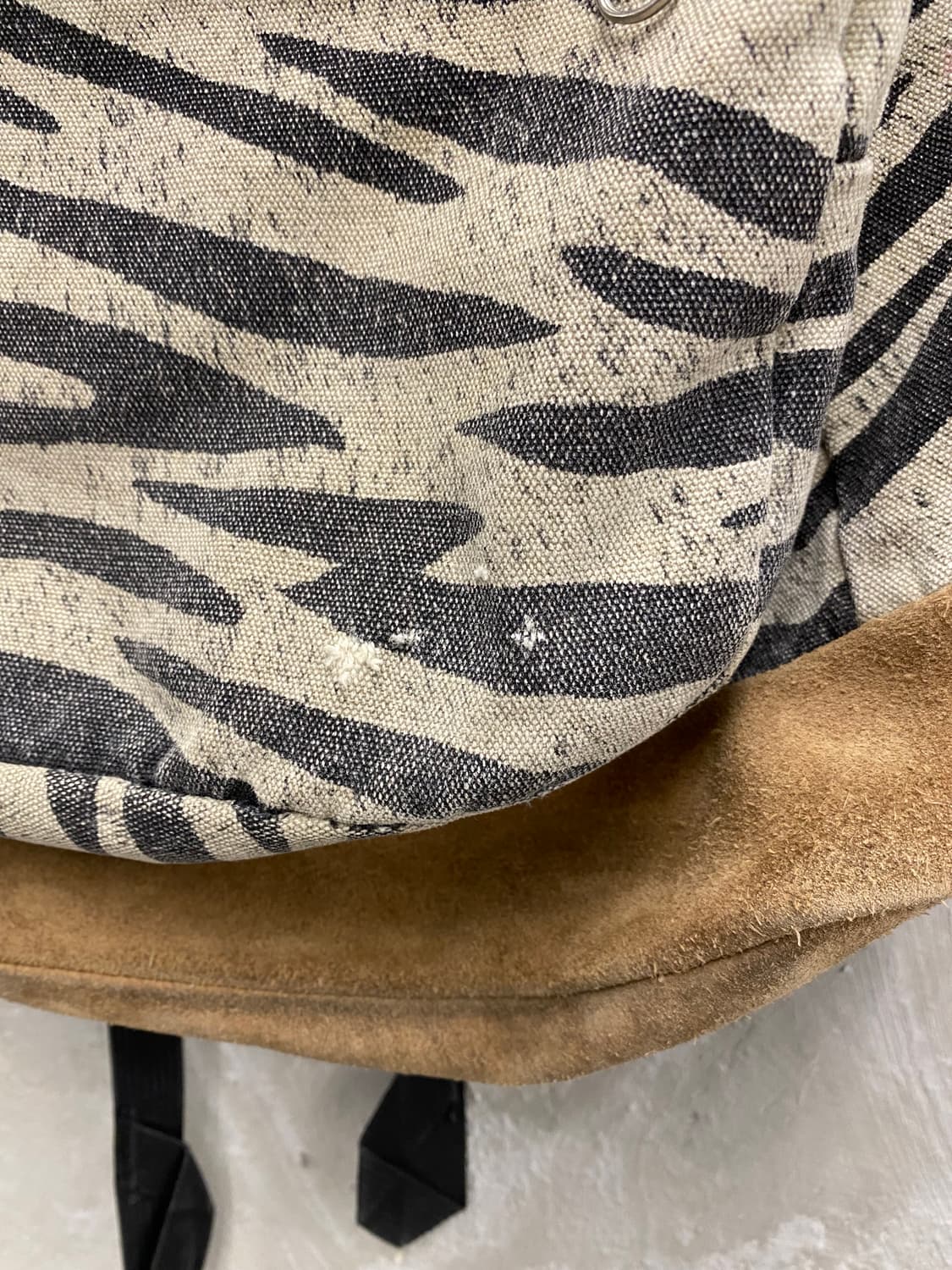 [37*54] Jansport 잔스포츠 지브라패턴 스웨이드 바텀 백팩 상품이미지3