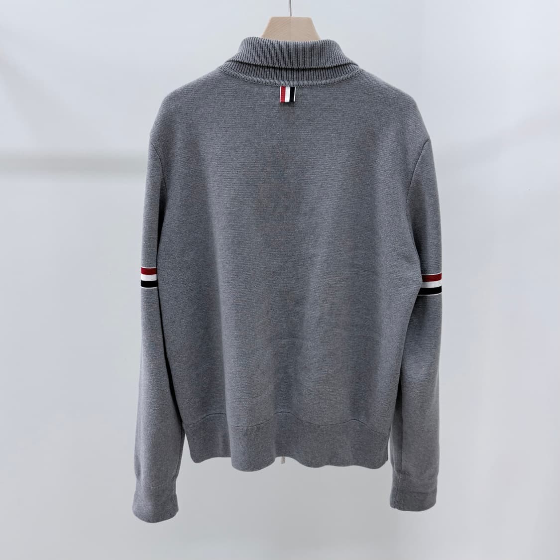 [S+급/3] 톰브라운 암밴드 밀라노스티치 니트 집업 자켓 그레이 상품이미지5