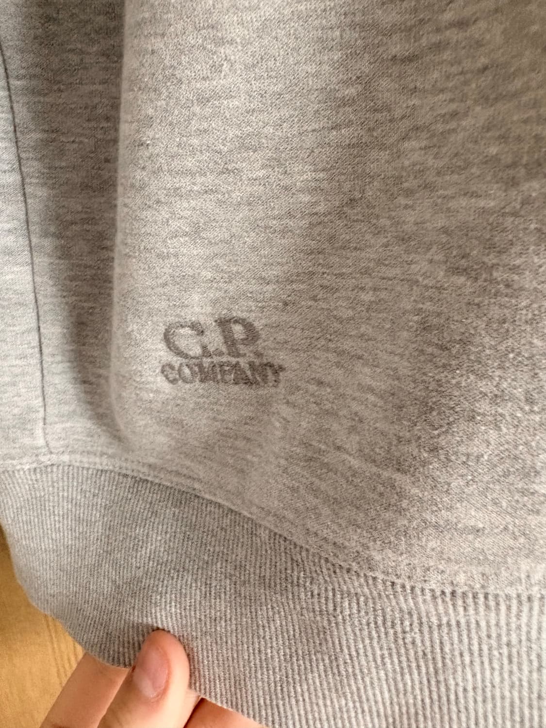 CP컴퍼니 렌즈 와펜 맨투맨 105 그레이 상품이미지3