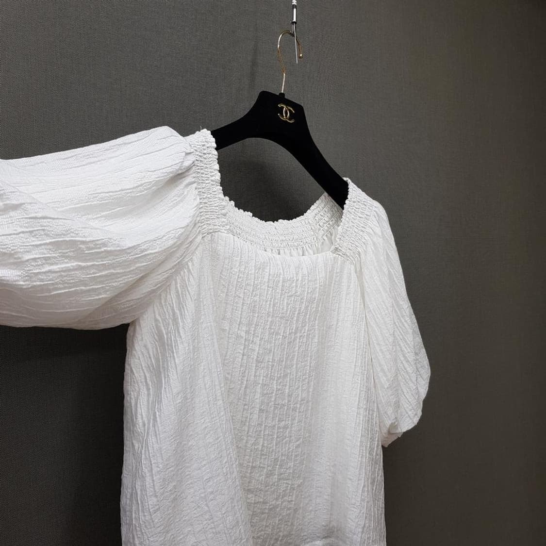 클럽모나코 2025스모크 밴딩 퍼프 슬리브 블라우스 S사이즈 상품이미지3