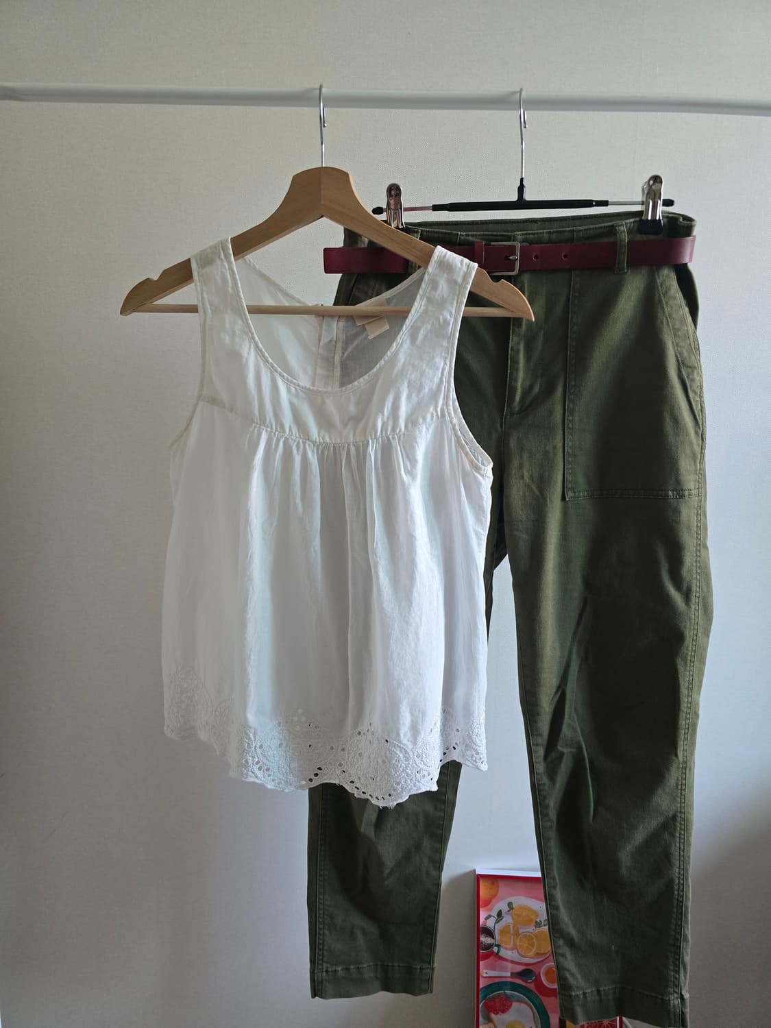 H&M Organic Cotton 자수 펀칭 슬리브리스 블라우스 상품이미지10