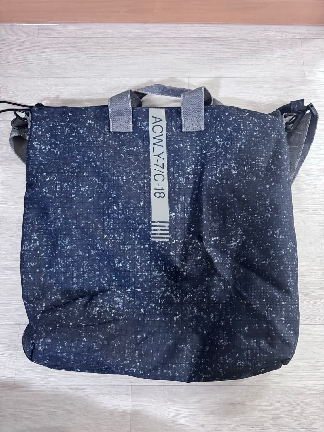 이스트팩 X 어콜드월 콜라보 토트백 판매합니다. 상품이미지3