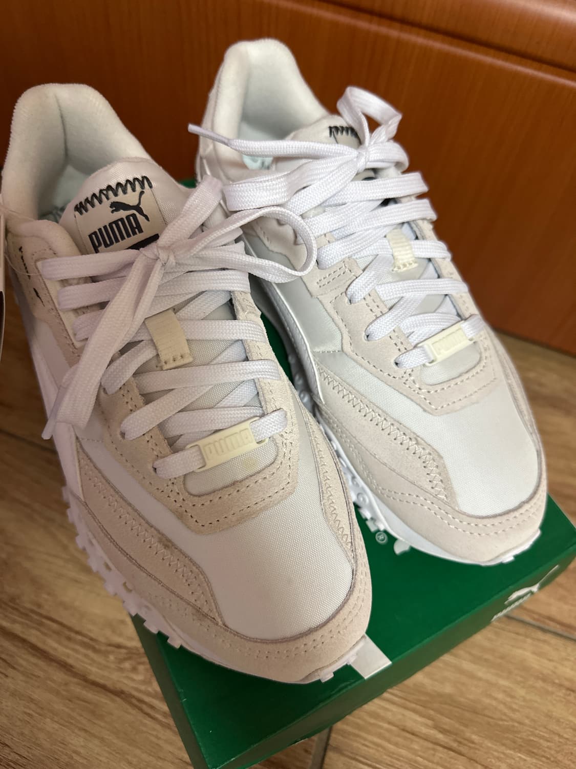 푸마 화이트 스니커즈 새상품 235 상품이미지2