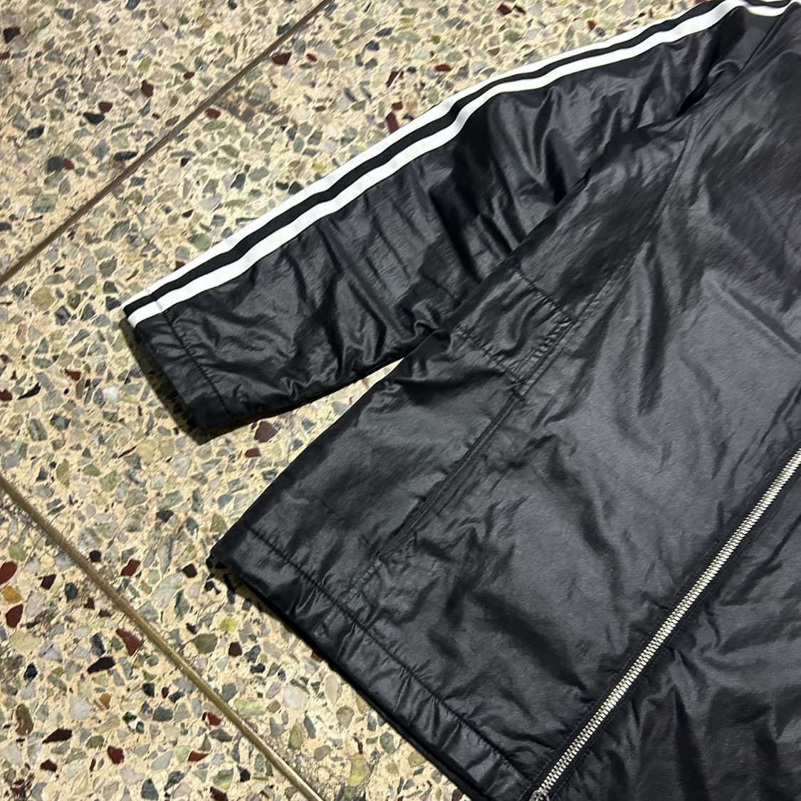 아디다스(ADIDAS) 블랙 유광 바람막이 상품이미지3