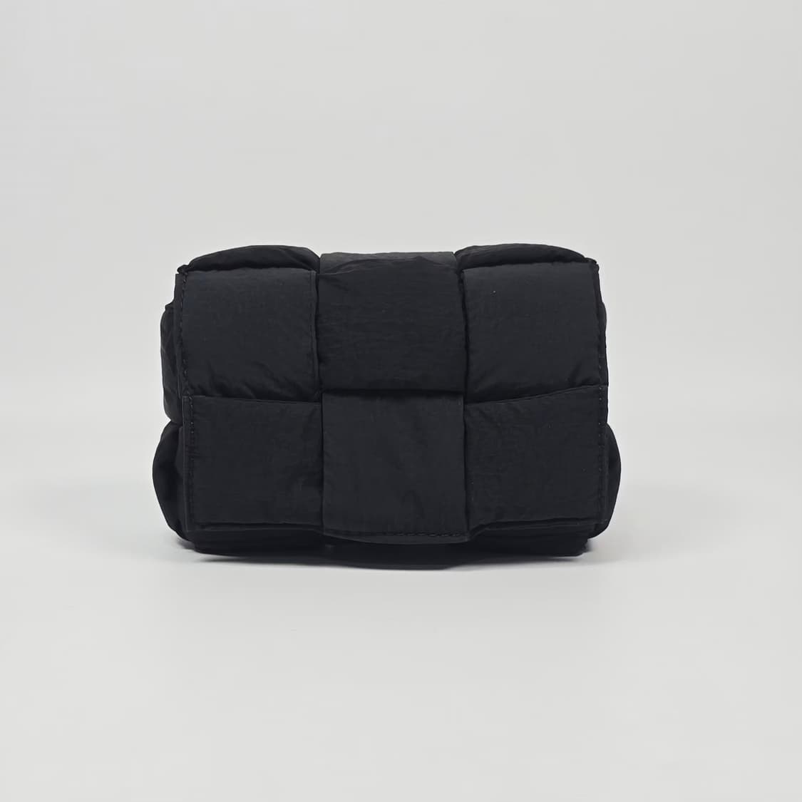 보테가베네타 패딩 카세트 미니 크로스백 상품이미지2